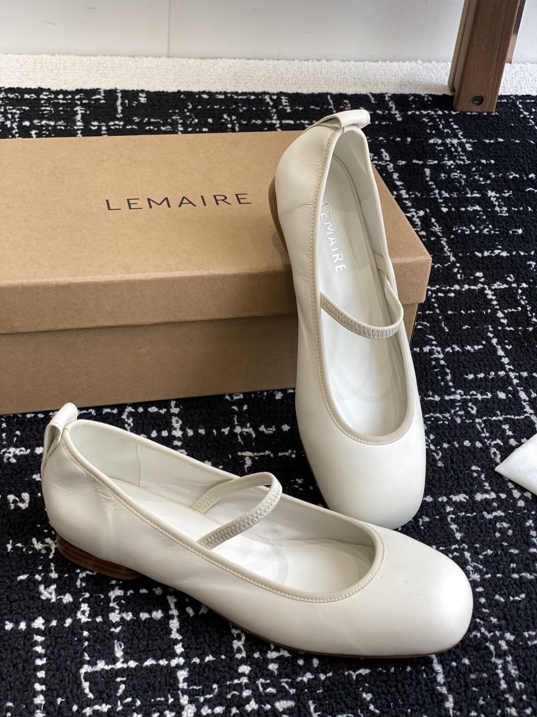 代购级
LEMAIRE 25ss绝美芭蕾舞鞋 上脚真的超级舒适 低调简约又不失高级
随意慵懒 小鸡