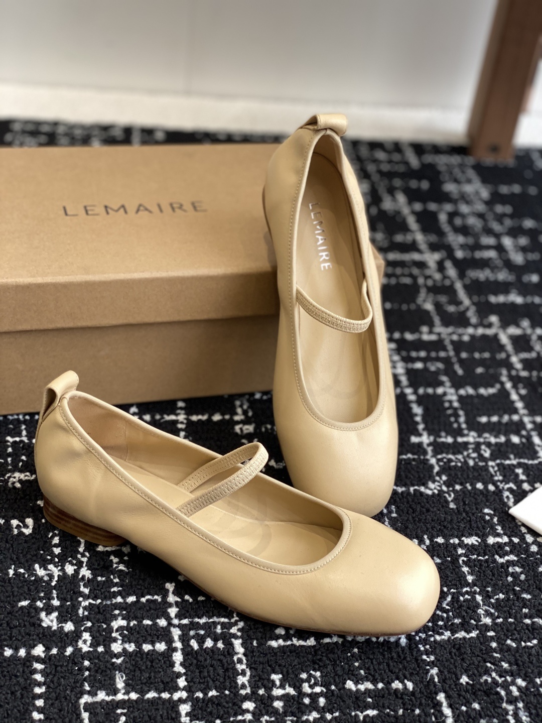 代购级
LEMAIRE 25ss绝美芭蕾舞鞋 上脚真的超级舒适 低调简约又不失高级
随意慵懒 小鸡
