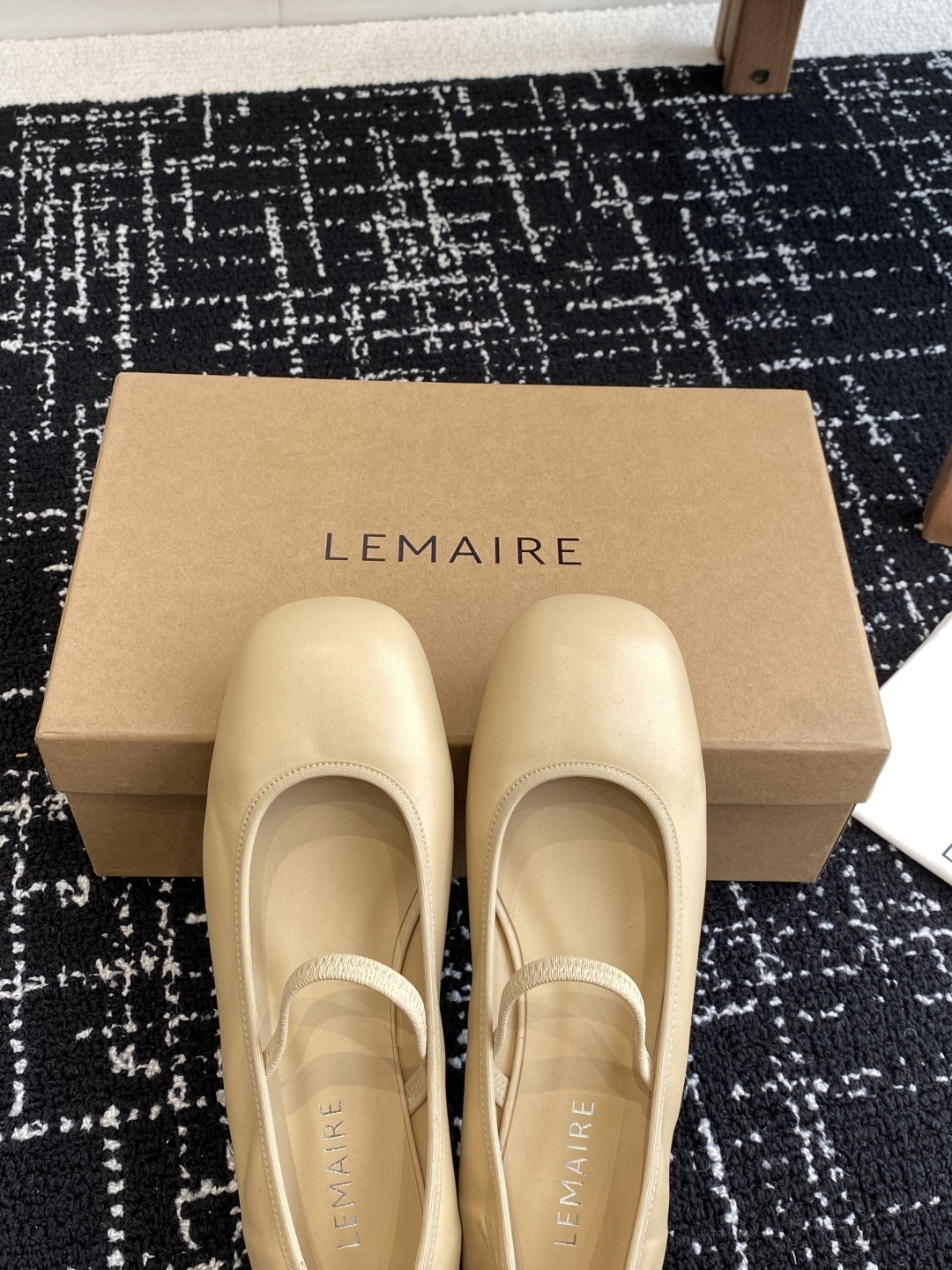 代购级
LEMAIRE 25ss绝美芭蕾舞鞋 上脚真的超级舒适 低调简约又不失高级
随意慵懒 小鸡