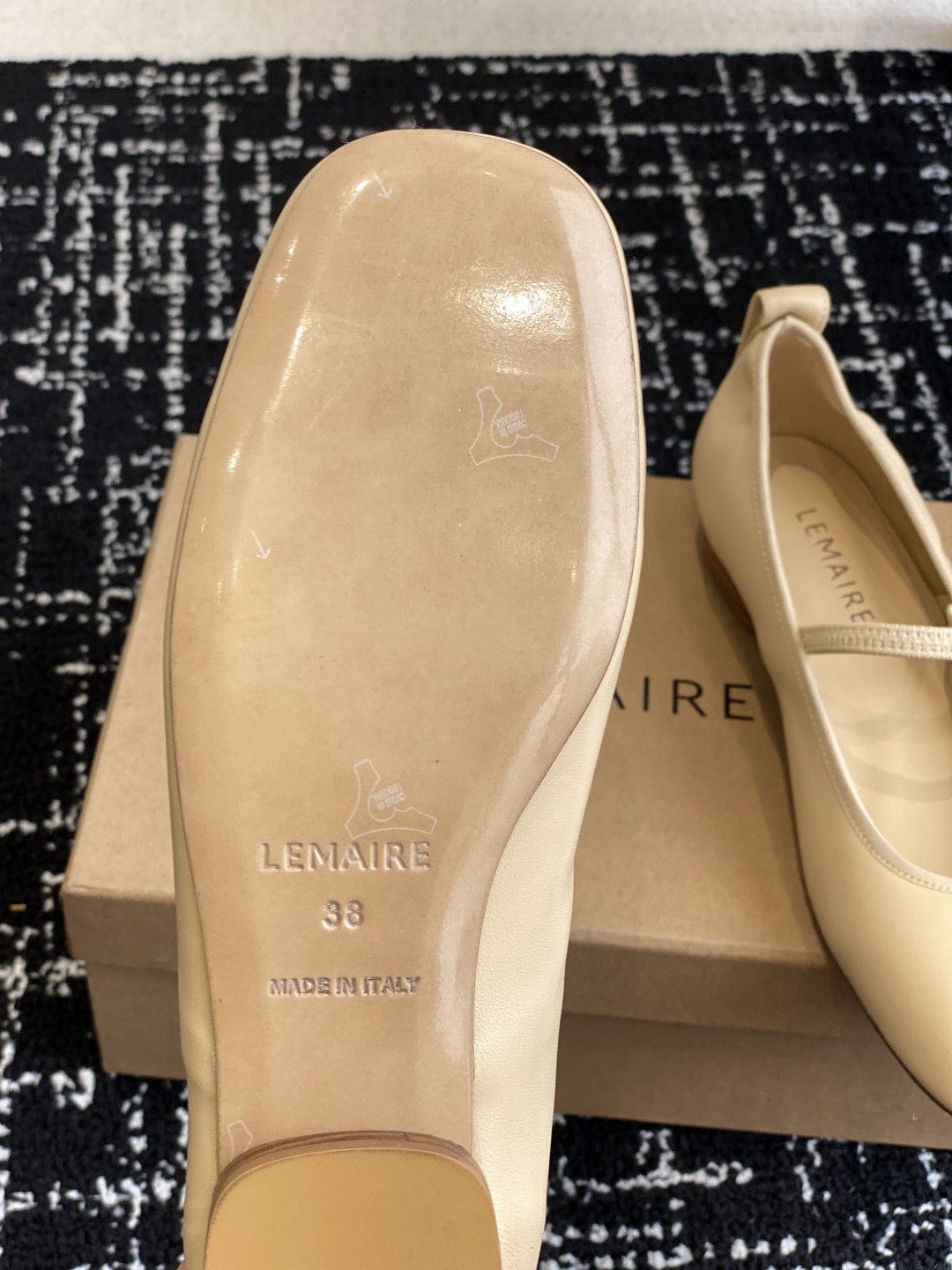 代购级
LEMAIRE 25ss绝美芭蕾舞鞋 上脚真的超级舒适 低调简约又不失高级
随意慵懒 小鸡