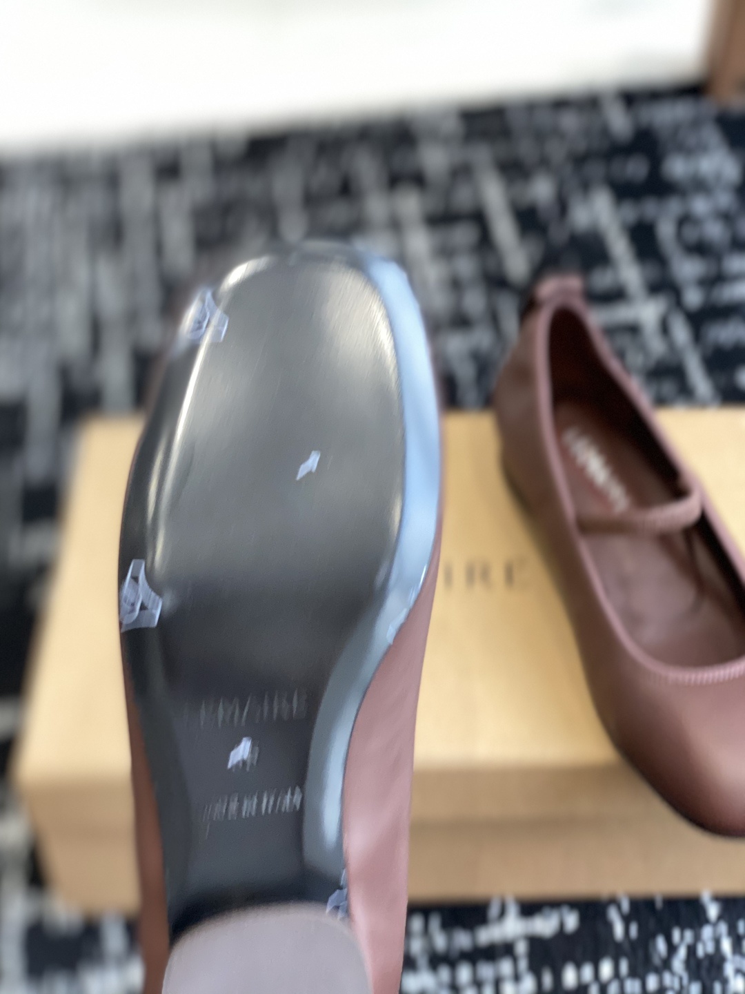 代购级
LEMAIRE 25ss绝美芭蕾舞鞋 上脚真的超级舒适 低调简约又不失高级
随意慵懒 小鸡