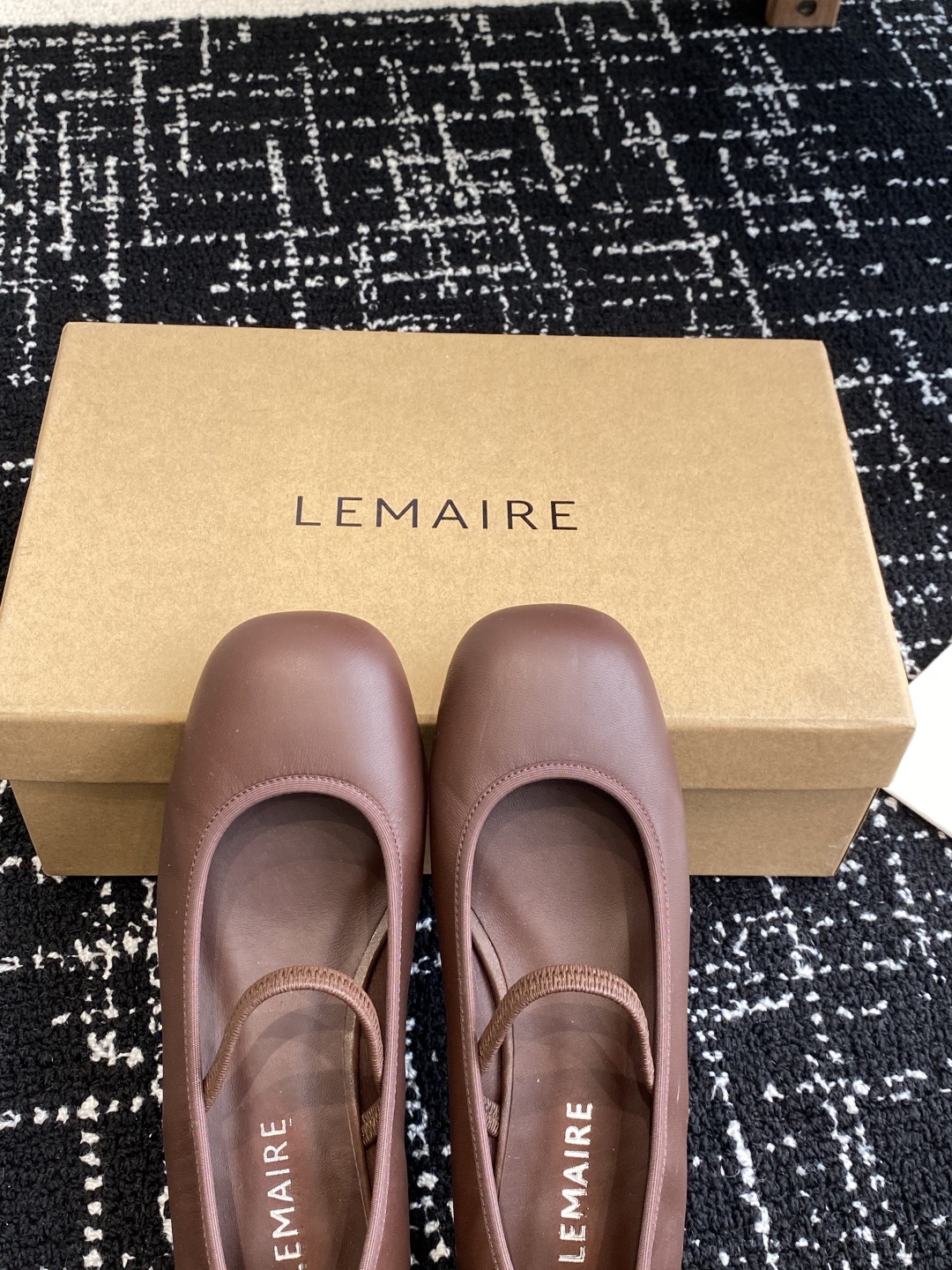 代购级
LEMAIRE 25ss绝美芭蕾舞鞋 上脚真的超级舒适 低调简约又不失高级
随意慵懒 小鸡