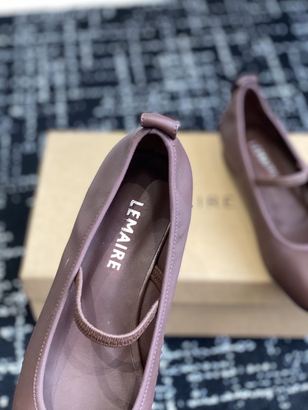 代购级
LEMAIRE 25ss绝美芭蕾舞鞋 上脚真的超级舒适 低调简约又不失高级
随意慵懒 小鸡