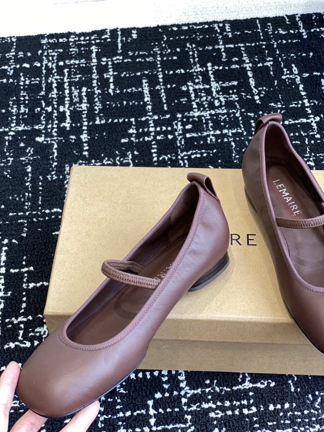 代购级
LEMAIRE 25ss绝美芭蕾舞鞋 上脚真的超级舒适 低调简约又不失高级
随意慵懒 小鸡
