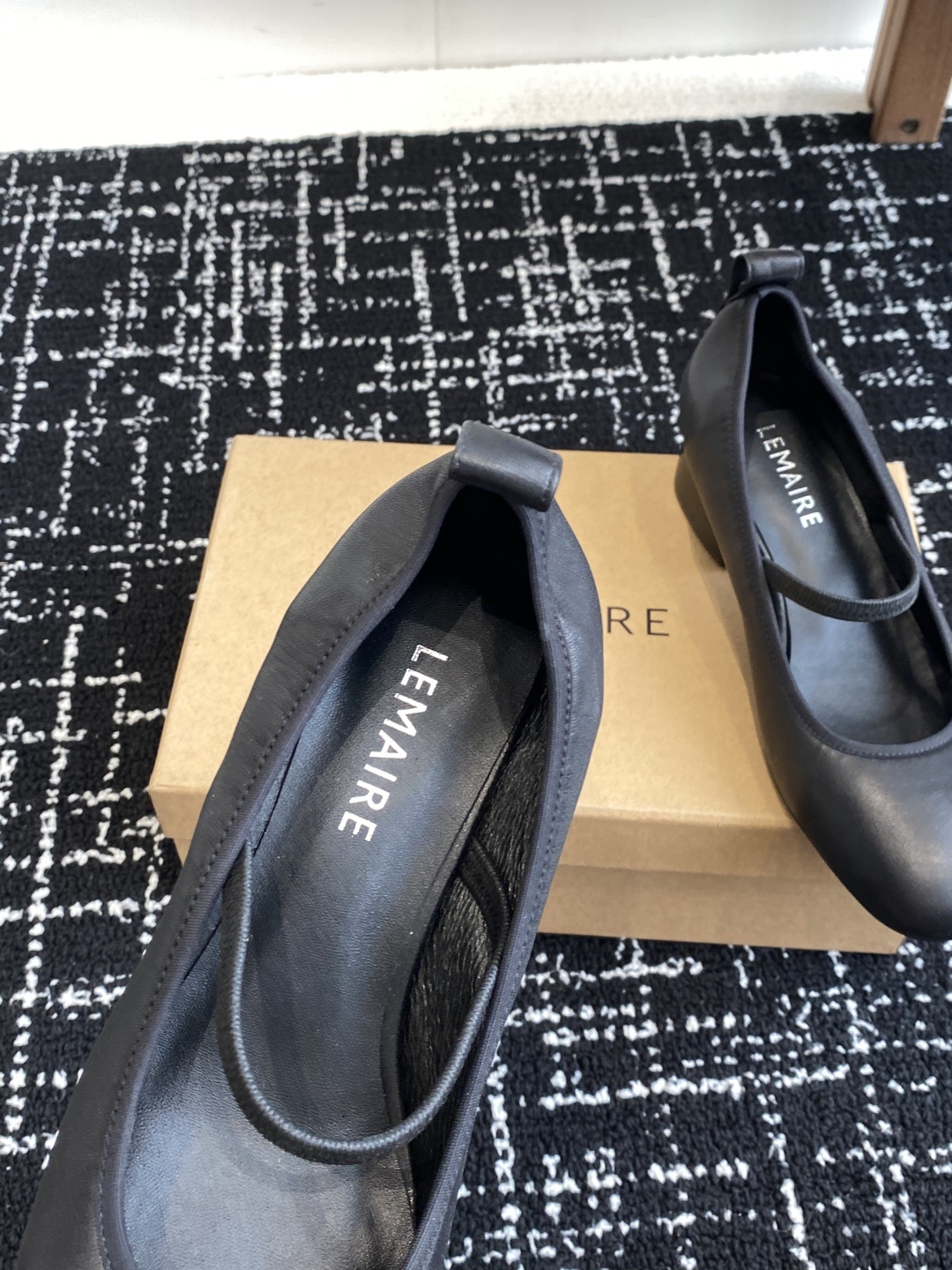代购级
LEMAIRE 25ss绝美芭蕾舞鞋 上脚真的超级舒适 低调简约又不失高级
随意慵懒 小鸡