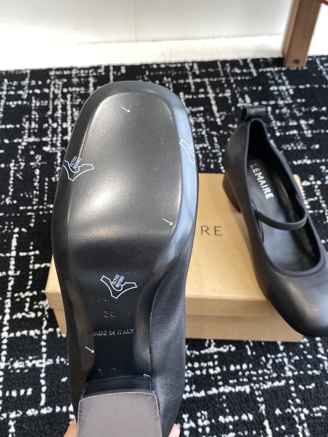 代购级
LEMAIRE 25ss绝美芭蕾舞鞋 上脚真的超级舒适 低调简约又不失高级
随意慵懒 小鸡