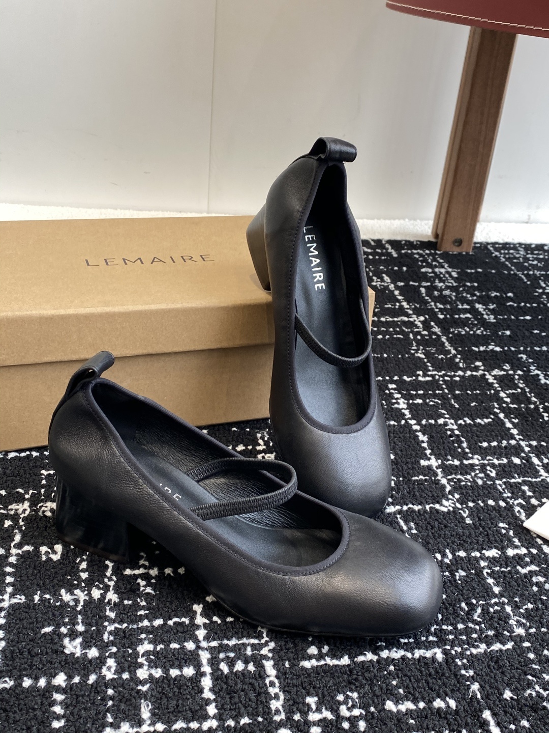 代购级
LEMAIRE 25ss绝美芭蕾舞鞋 上脚真的超级舒适 低调简约又不失高级
随意慵懒 小鸡