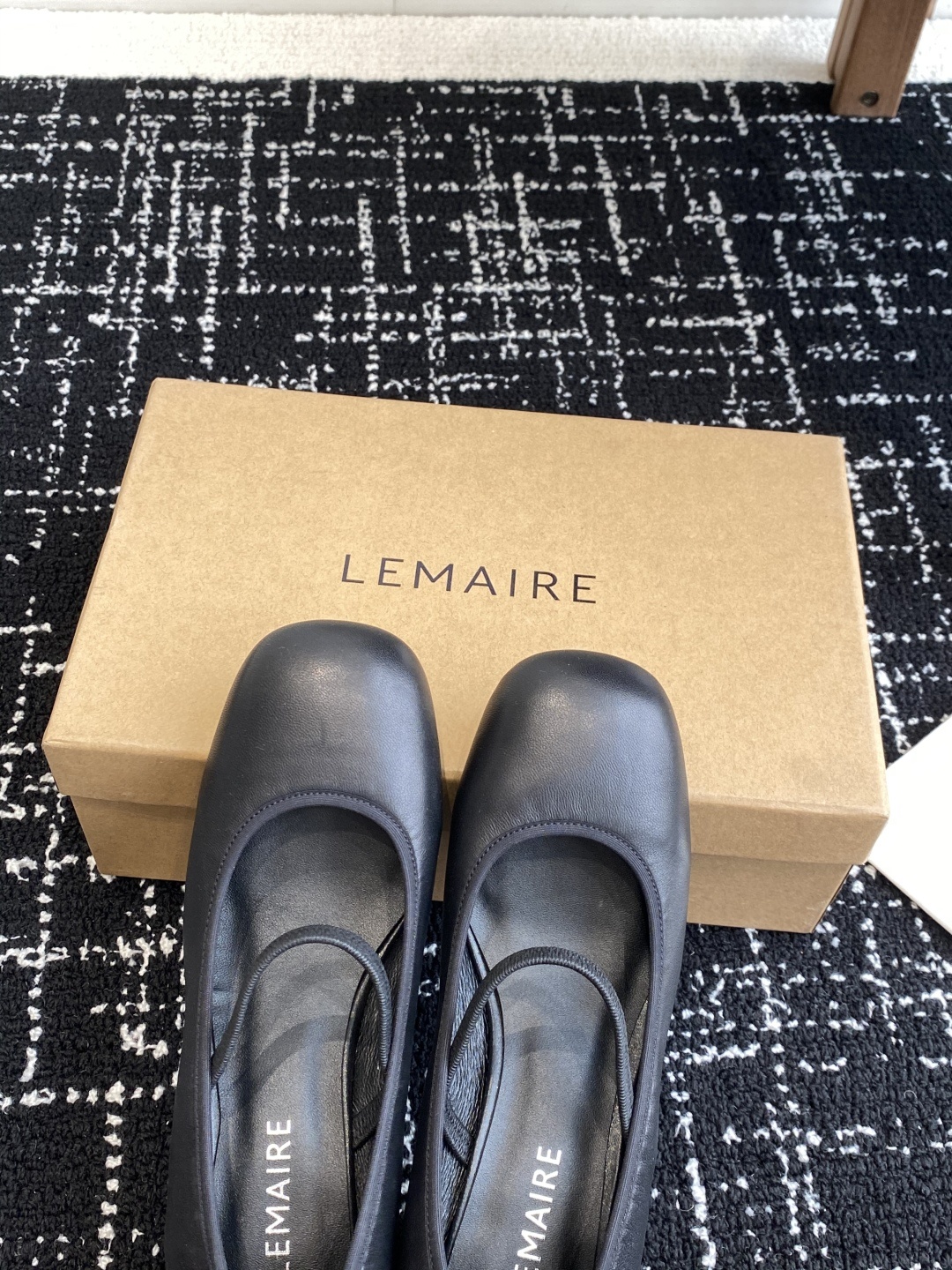 代购级
LEMAIRE 25ss绝美芭蕾舞鞋 上脚真的超级舒适 低调简约又不失高级
随意慵懒 小鸡