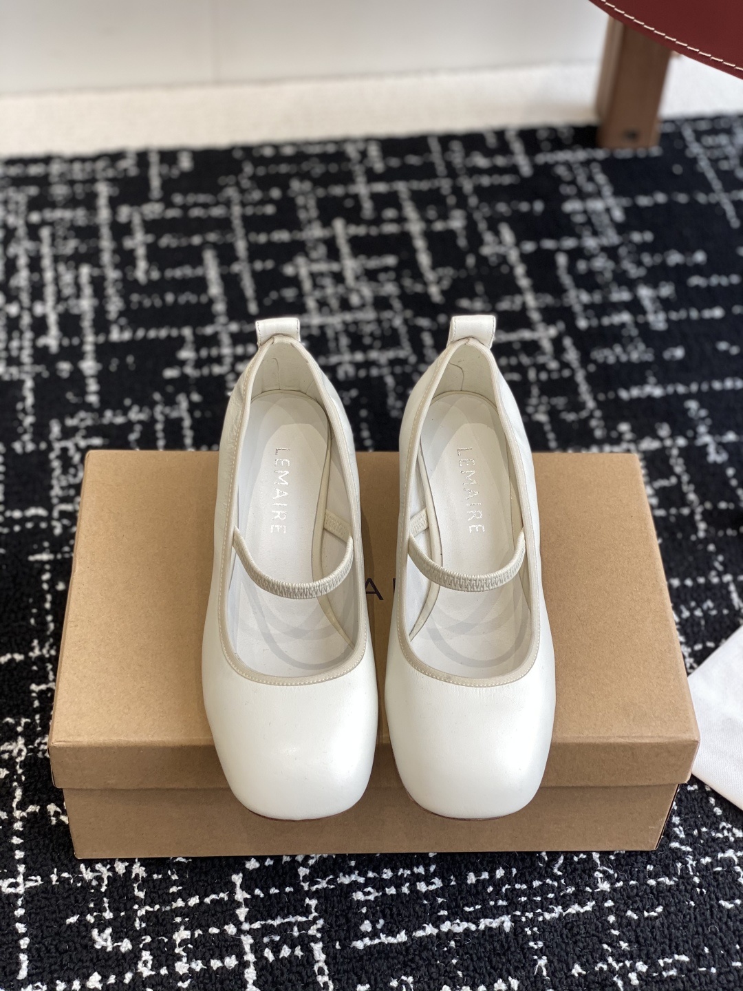 代购级
LEMAIRE 25ss绝美芭蕾舞鞋 上脚真的超级舒适 低调简约又不失高级
随意慵懒 小鸡