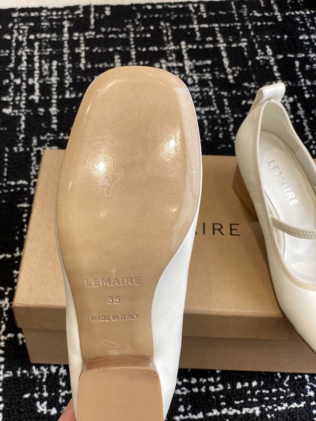 代购级
LEMAIRE 25ss绝美芭蕾舞鞋 上脚真的超级舒适 低调简约又不失高级
随意慵懒 小鸡
