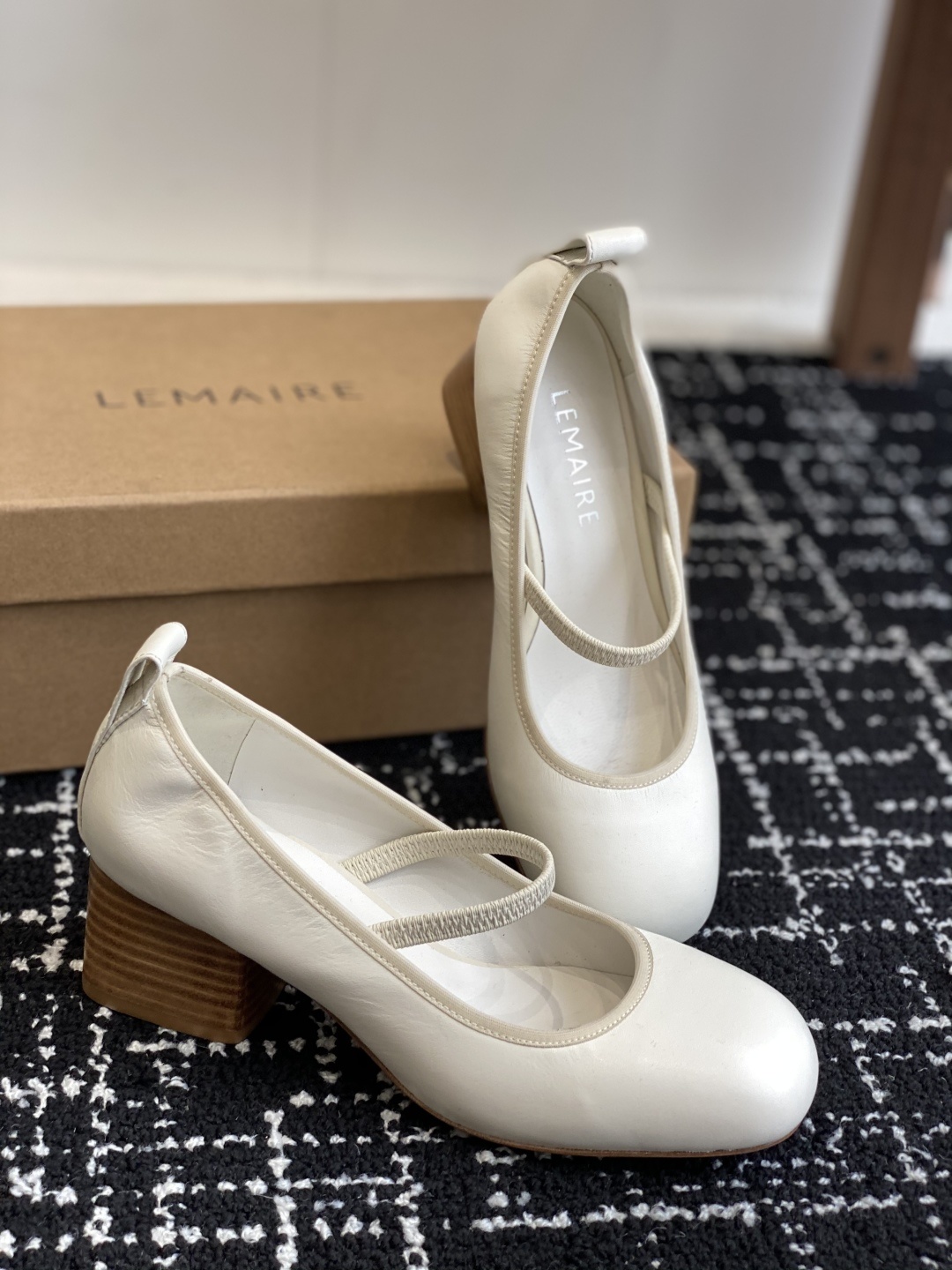 代购级
LEMAIRE 25ss绝美芭蕾舞鞋 上脚真的超级舒适 低调简约又不失高级
随意慵懒 小鸡