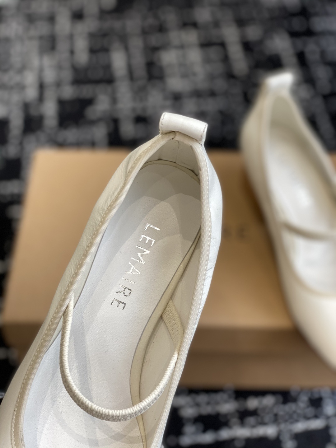 代购级
LEMAIRE 25ss绝美芭蕾舞鞋 上脚真的超级舒适 低调简约又不失高级
随意慵懒 小鸡