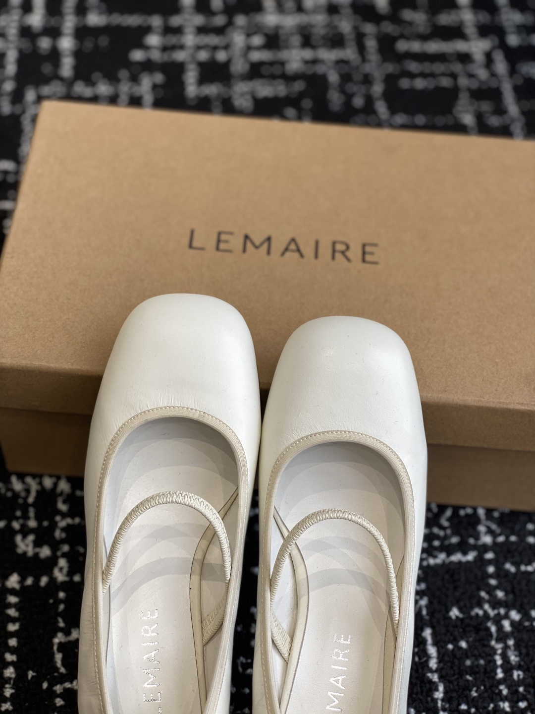 代购级
LEMAIRE 25ss绝美芭蕾舞鞋 上脚真的超级舒适 低调简约又不失高级
随意慵懒 小鸡