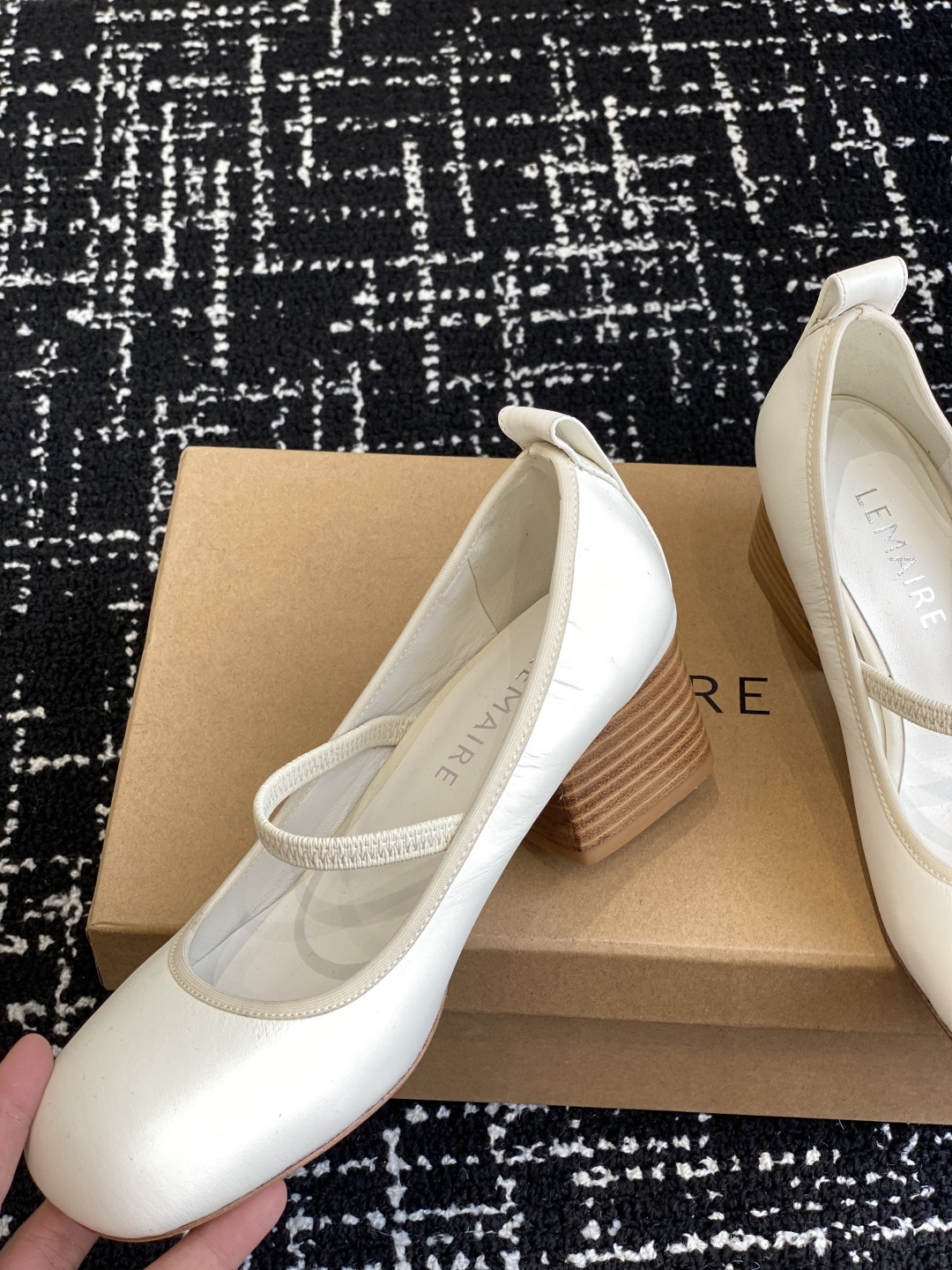 代购级
LEMAIRE 25ss绝美芭蕾舞鞋 上脚真的超级舒适 低调简约又不失高级
随意慵懒 小鸡