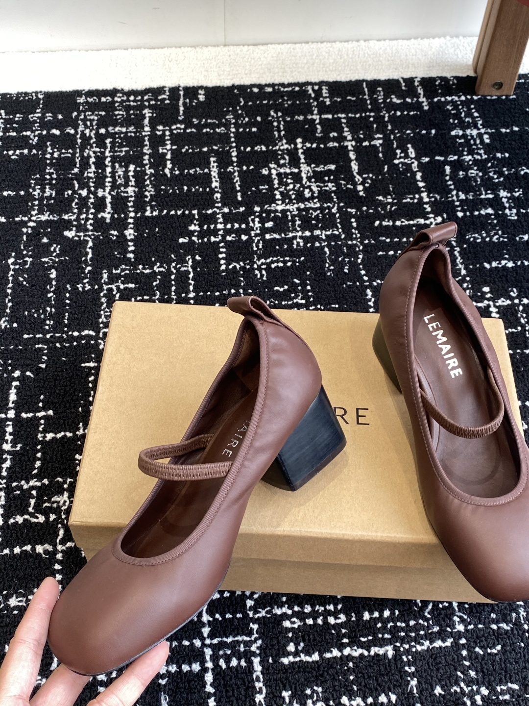 代购级
LEMAIRE 25ss绝美芭蕾舞鞋 上脚真的超级舒适 低调简约又不失高级
随意慵懒 小鸡