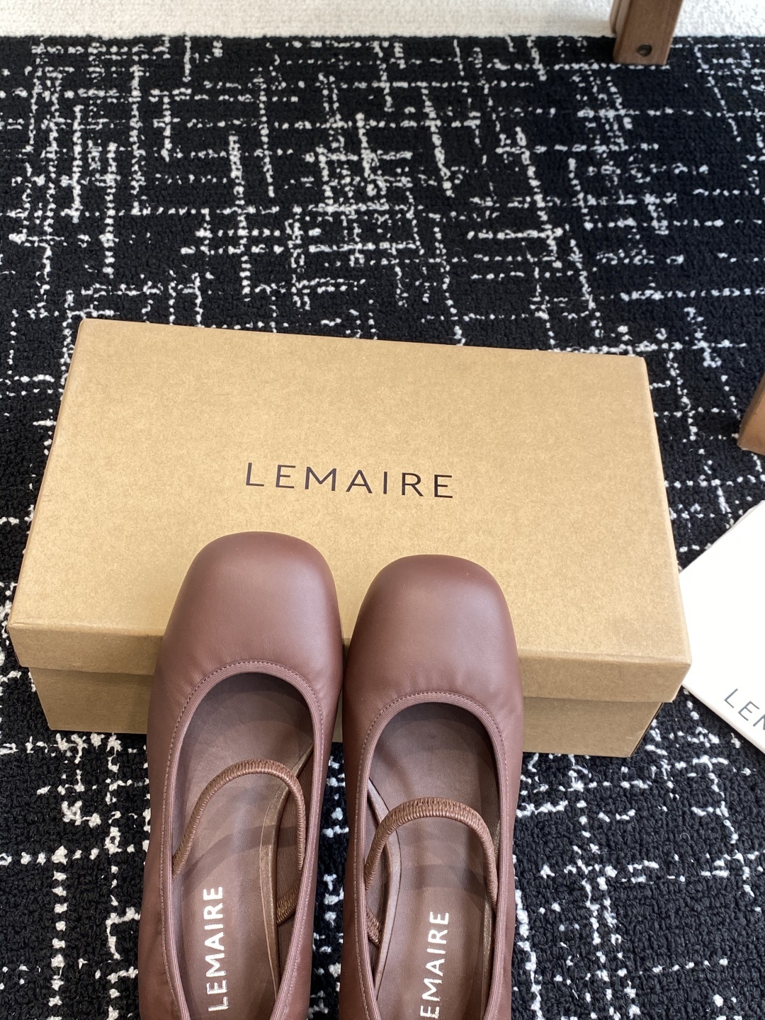 代购级
LEMAIRE 25ss绝美芭蕾舞鞋 上脚真的超级舒适 低调简约又不失高级
随意慵懒 小鸡