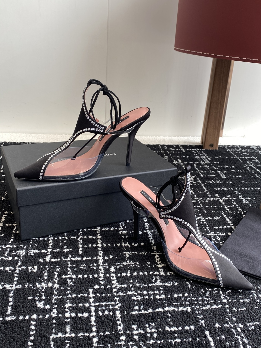 代购级
les petits joueurs 2025年春夏系列新品～性感靓丽首选单品

鞋面选用优质缎