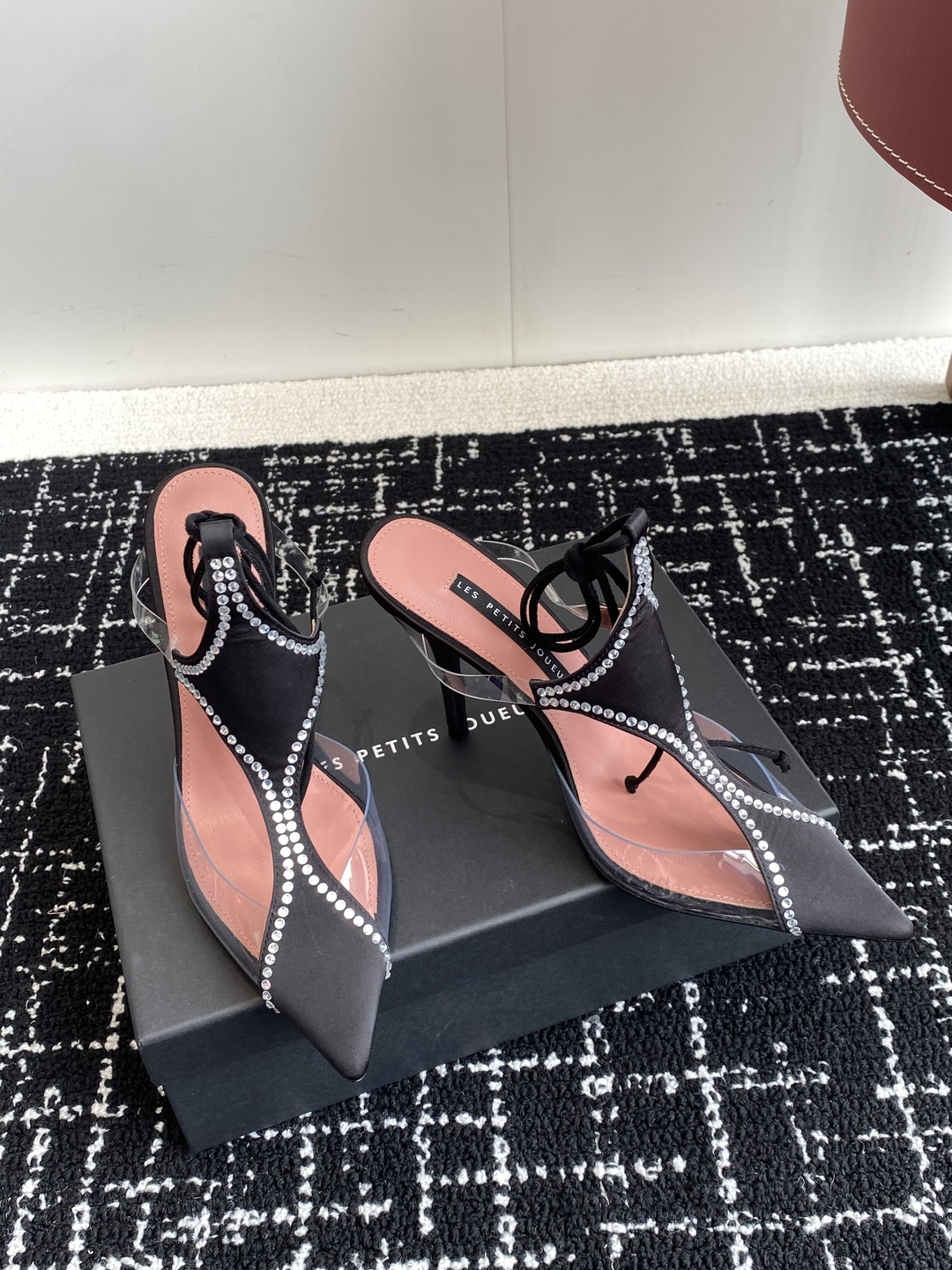 代购级
les petits joueurs 2025年春夏系列新品～性感靓丽首选单品

鞋面选用优质缎