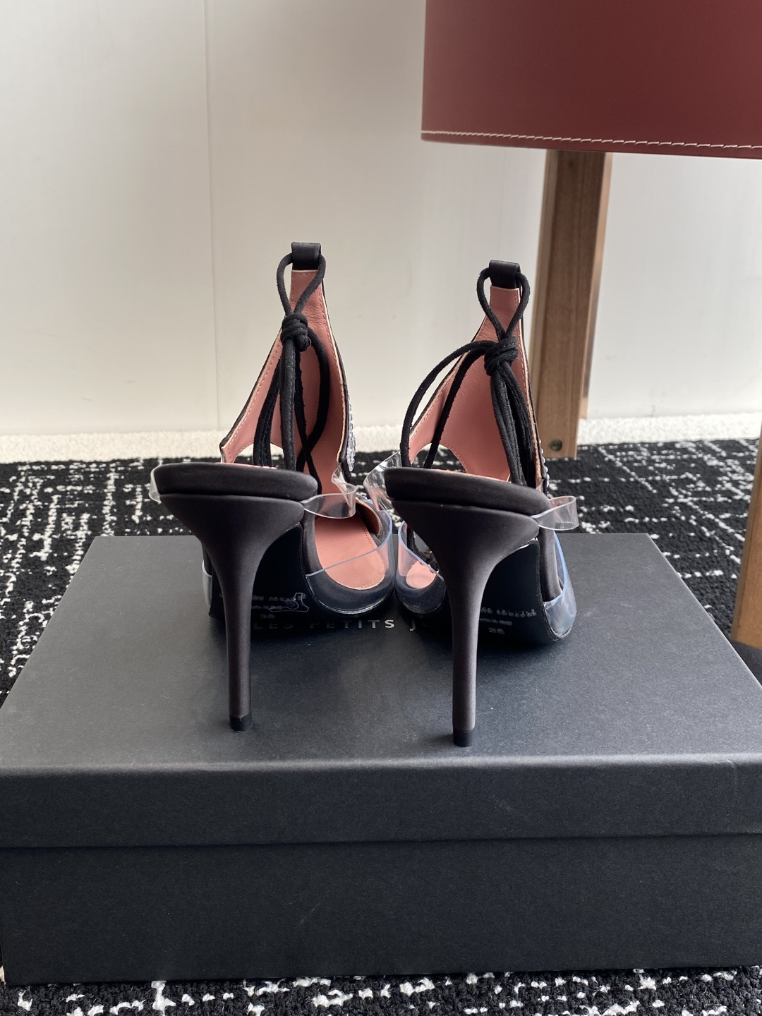 代购级
les petits joueurs 2025年春夏系列新品～性感靓丽首选单品

鞋面选用优质缎