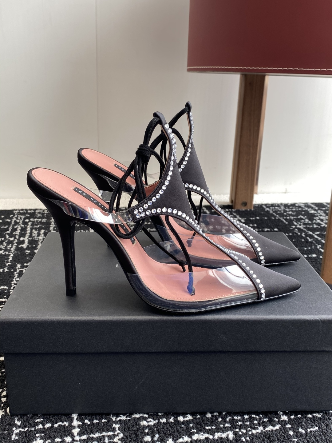 代购级
les petits joueurs 2025年春夏系列新品～性感靓丽首选单品

鞋面选用优质缎