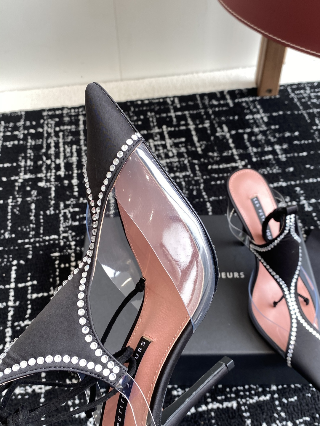 代购级
les petits joueurs 2025年春夏系列新品～性感靓丽首选单品

鞋面选用优质缎