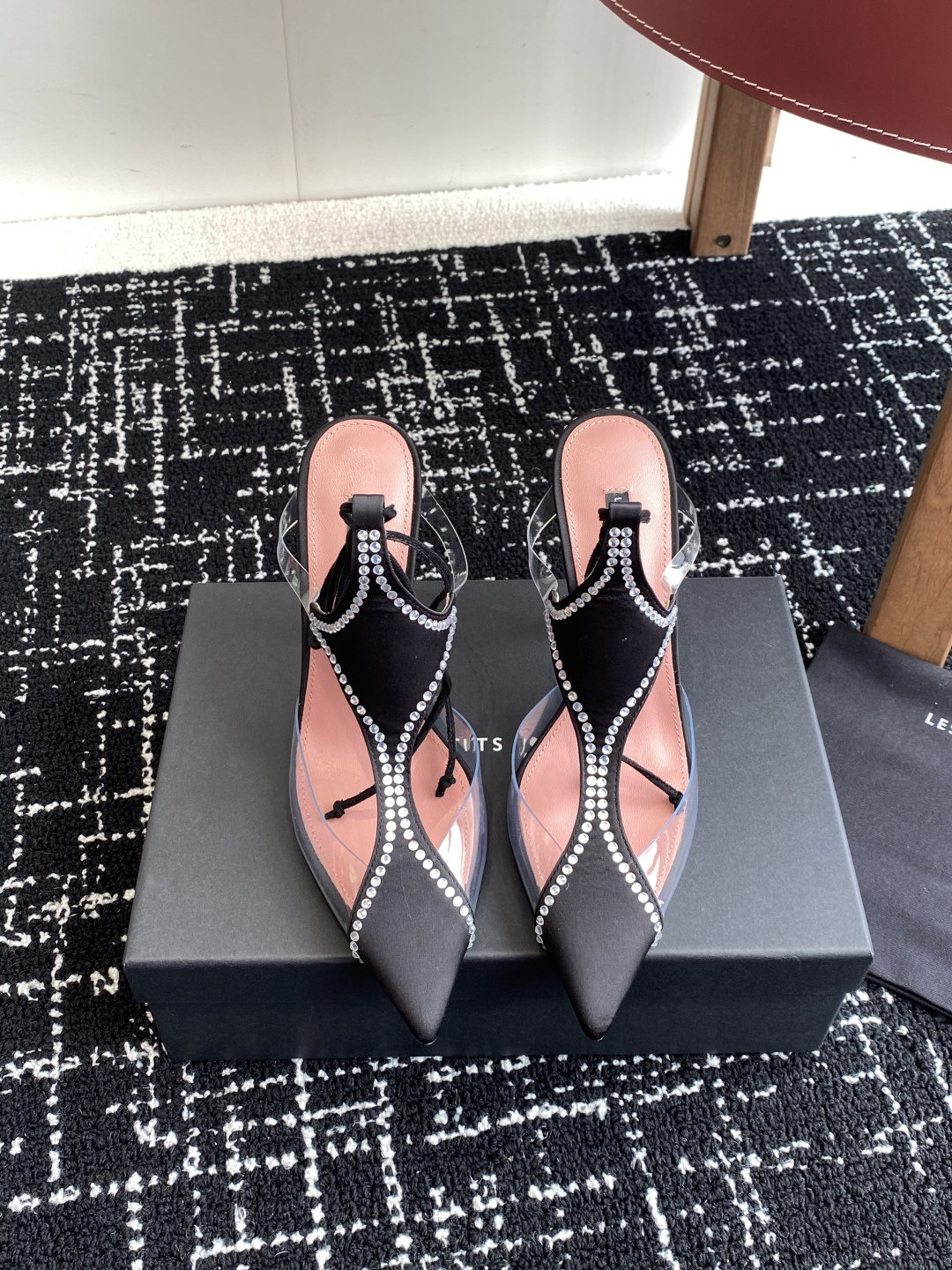 代购级
les petits joueurs 2025年春夏系列新品～性感靓丽首选单品

鞋面选用优质缎