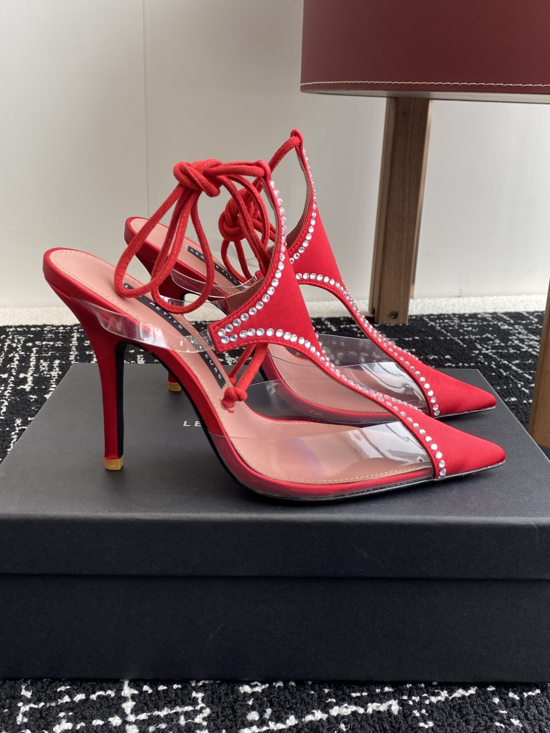 代购级
les petits joueurs 2025年春夏系列新品～性感靓丽首选单品

鞋面选用优质缎