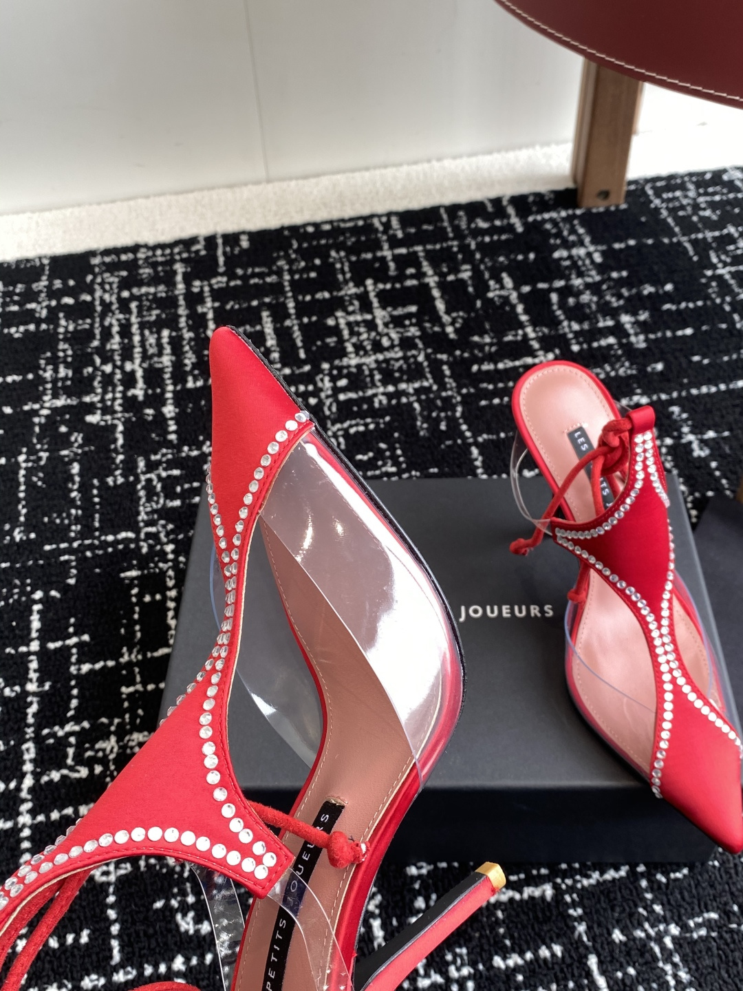 代购级
les petits joueurs 2025年春夏系列新品～性感靓丽首选单品

鞋面选用优质缎