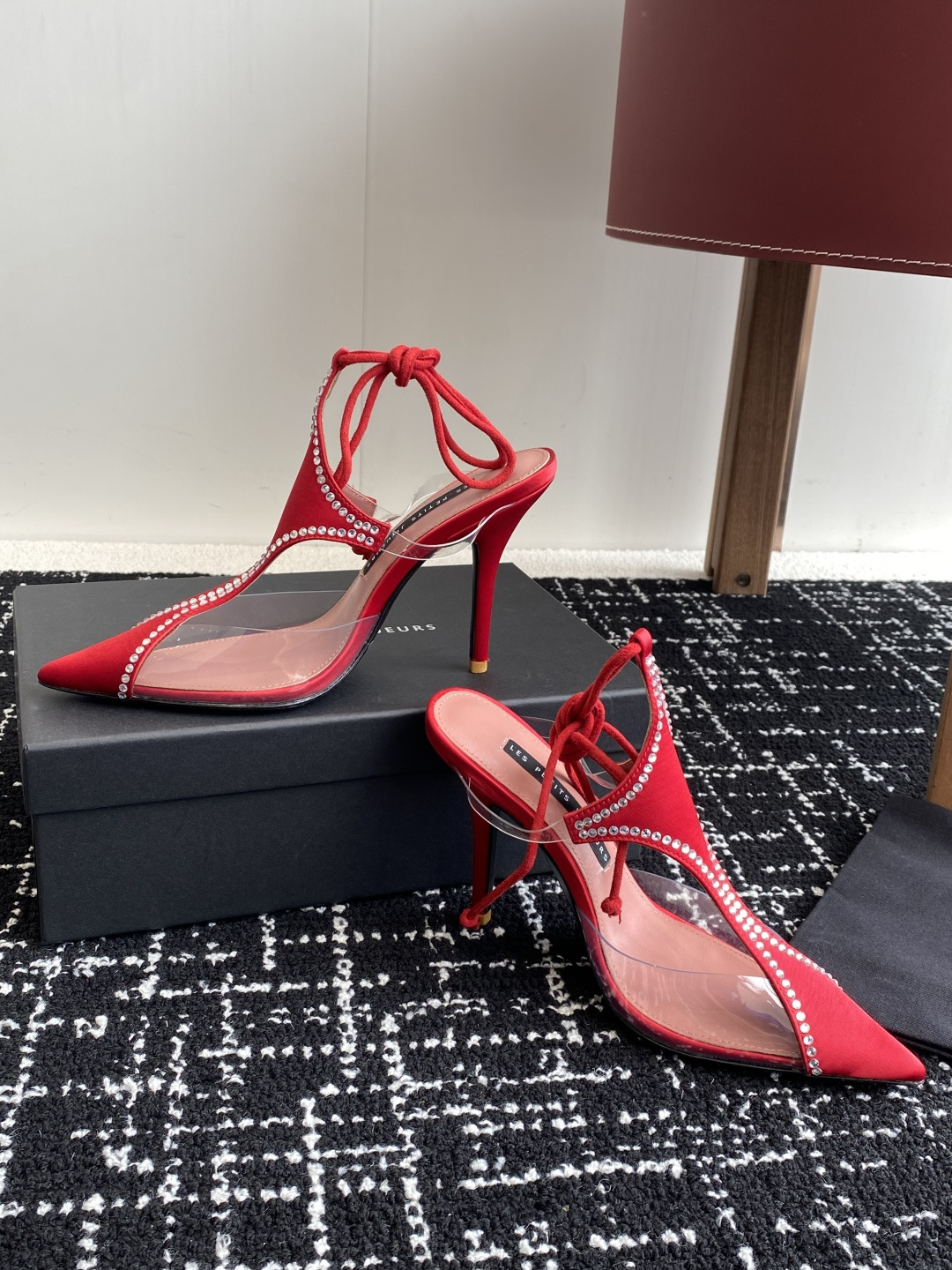 代购级
les petits joueurs 2025年春夏系列新品～性感靓丽首选单品

鞋面选用优质缎