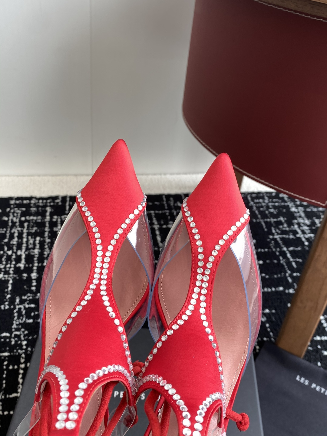 代购级
les petits joueurs 2025年春夏系列新品～性感靓丽首选单品

鞋面选用优质缎