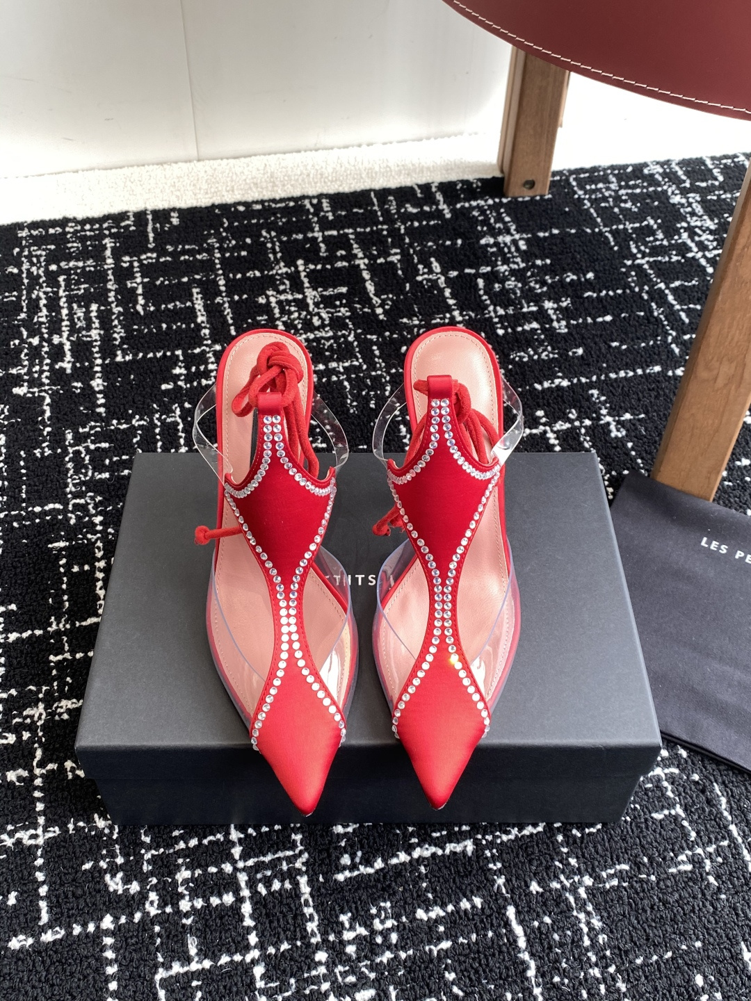 代购级
les petits joueurs 2025年春夏系列新品～性感靓丽首选单品

鞋面选用优质缎