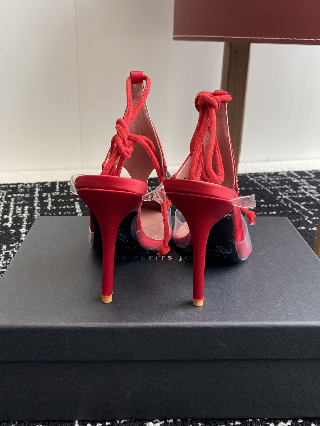 代购级
les petits joueurs 2025年春夏系列新品～性感靓丽首选单品

鞋面选用优质缎