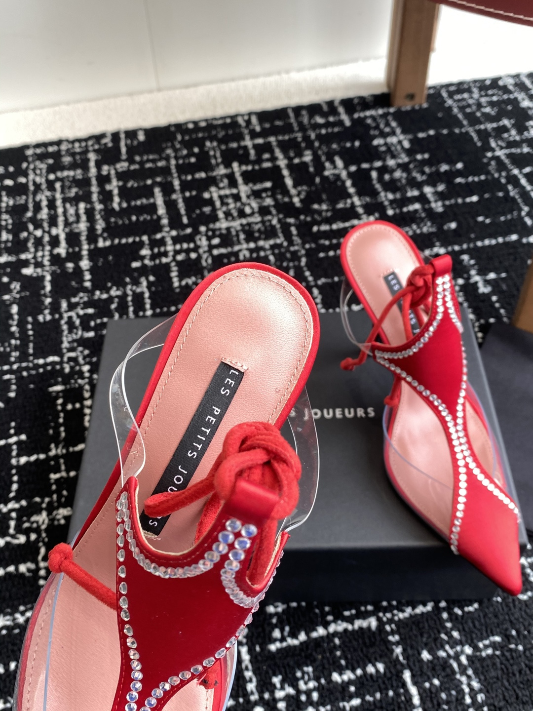 代购级
les petits joueurs 2025年春夏系列新品～性感靓丽首选单品

鞋面选用优质缎