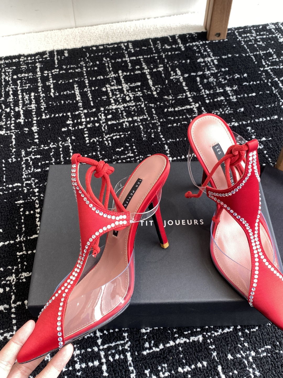 代购级
les petits joueurs 2025年春夏系列新品～性感靓丽首选单品

鞋面选用优质缎