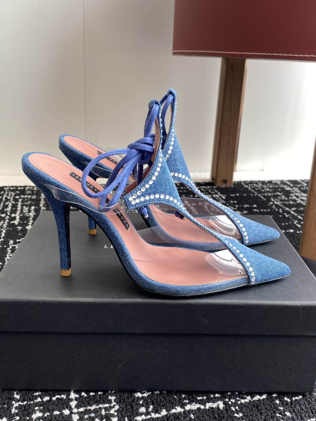 代购级
les petits joueurs 2025年春夏系列新品～性感靓丽首选单品

鞋面选用优质缎