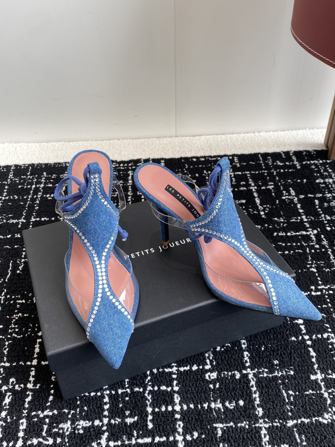 代购级
les petits joueurs 2025年春夏系列新品～性感靓丽首选单品

鞋面选用优质缎