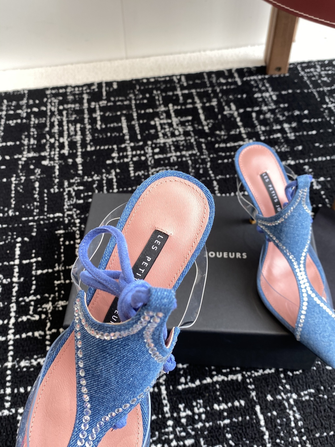 代购级
les petits joueurs 2025年春夏系列新品～性感靓丽首选单品

鞋面选用优质缎