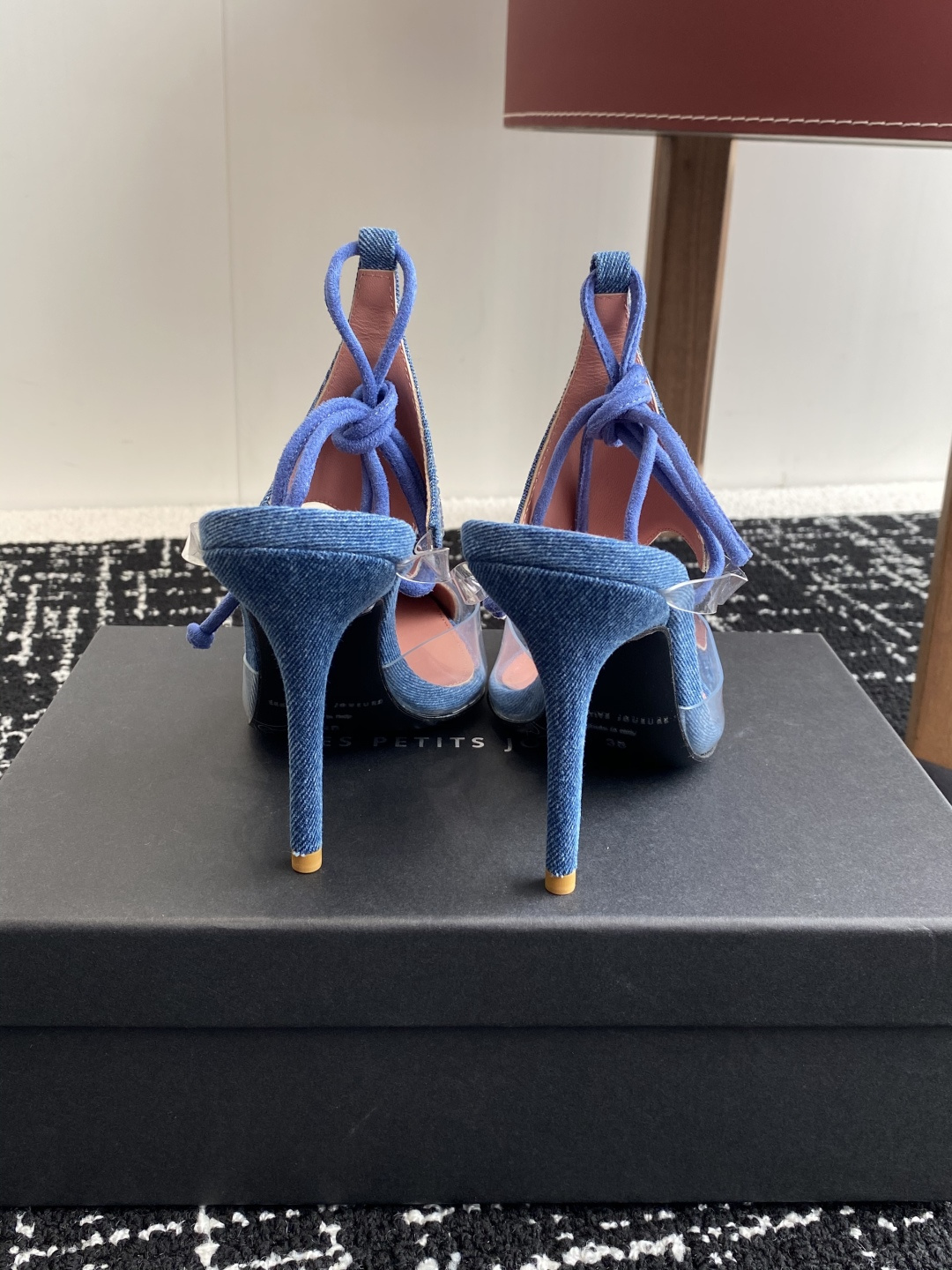 代购级
les petits joueurs 2025年春夏系列新品～性感靓丽首选单品

鞋面选用优质缎