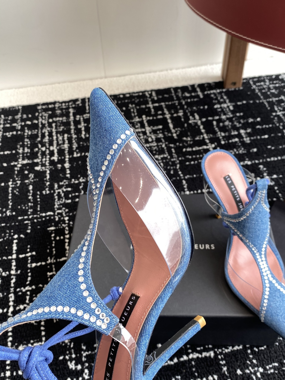 代购级
les petits joueurs 2025年春夏系列新品～性感靓丽首选单品

鞋面选用优质缎