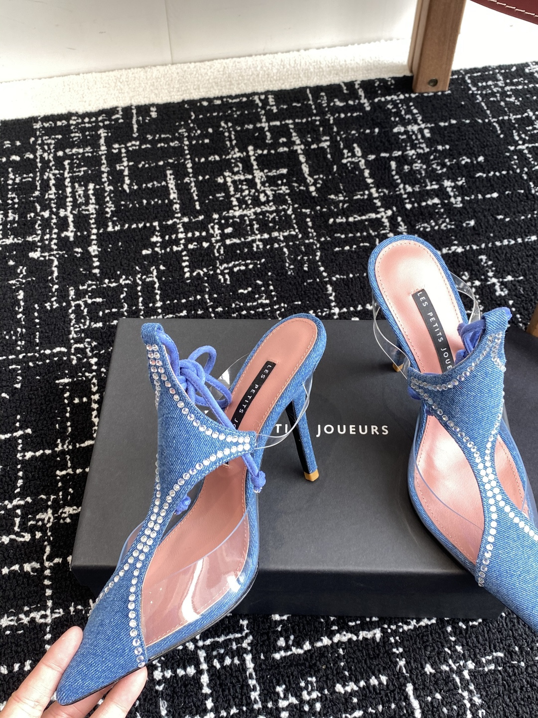 代购级
les petits joueurs 2025年春夏系列新品～性感靓丽首选单品

鞋面选用优质缎