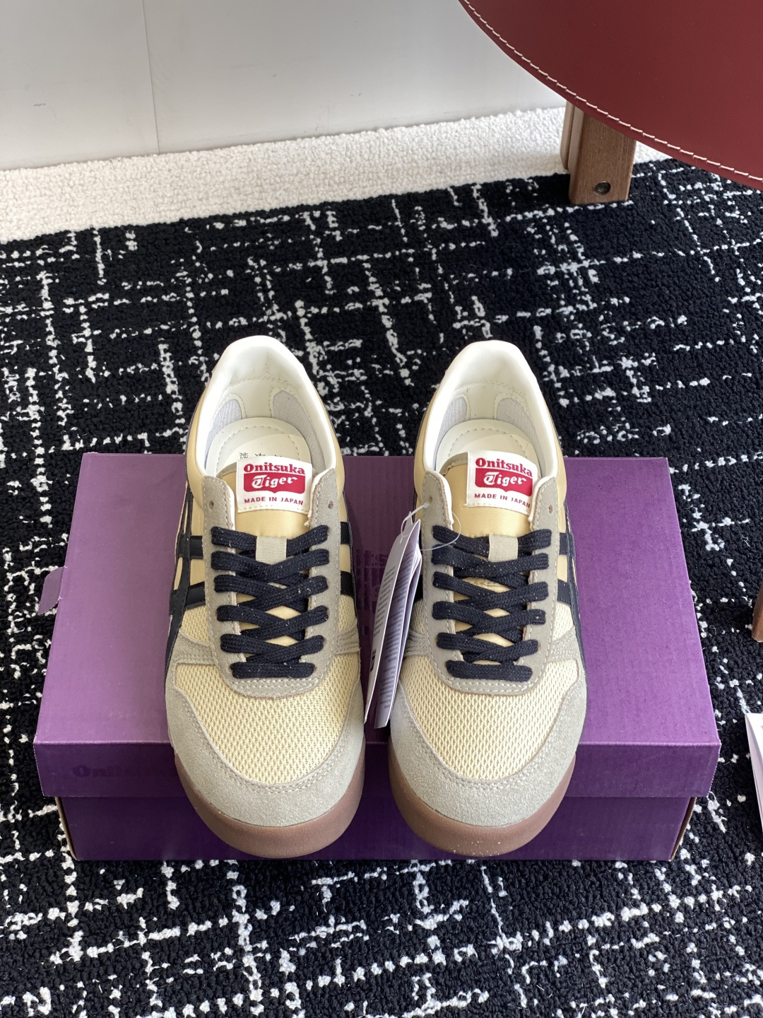 NO:165881,Purchase grade Onitsuka Tiger Ultimate 81 fabric series combines classic design and modern craftsmanship to create a shoe that is both retro and fashionable. The fabric is light and breathable, providing a comfortable wearing experience while keeping the body soft and flexible. Whether it is daily wear or sports and leisure, the Ultimate 81 fabric series can bring you a unique style and texture, showing personality and taste. The classic tiger claw pattern logo highlights the brand's heritage and the details show ingenuity. Wear it and feel the comfort and confidence of every step. Size 36 37 37.5 38 39 39.5 40.5 41.5 42 42.5 43 44, casual shoes/sports shoes, sneakers19860909代购级 鬼塚虎 Onitsuka Tiger Ultimate 81 织物系列 融合经典设计与现代工艺,打造出兼具复古与时尚的鞋款. 织物材质轻盈透气,提供舒适的穿着体验,同时保持鞋身的柔软与灵活. 无论是日常穿搭还是运动休闲,Ultimate 81 织物系列都能为你带来独特的风格与质感,展现个性与品味. 经典虎爪纹标识,彰显品牌传承,细节之处尽显匠心.穿上它,感受每一步的舒适与自信. 尺码 36 37 37.5 38 39 39.5 40.5 41.5 42 42.5 43 44,休闲鞋/运动鞋,sneakers,Women's Shoes