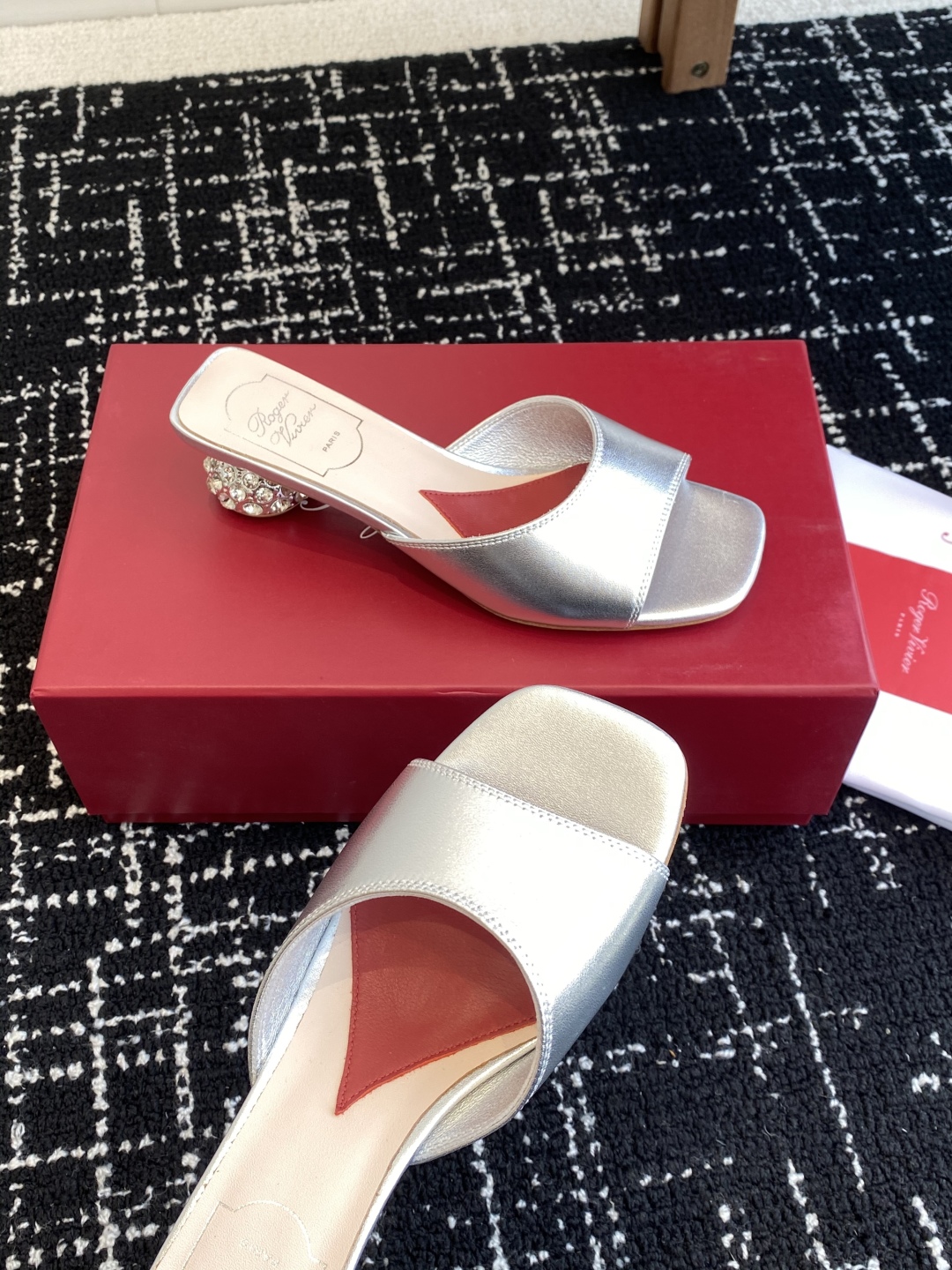 代购级
Roger vivier Rv 25ss 春夏新款 钻跟拖鞋 

以质感超强的胎牛皮 纯手工制成