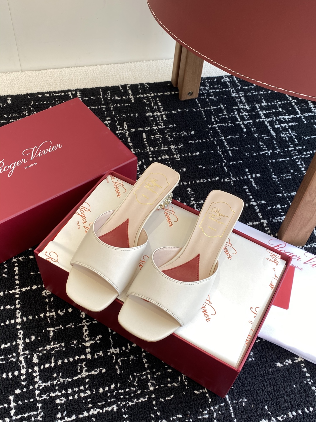 代购级
Roger vivier Rv 25ss 春夏新款 钻跟拖鞋 

以质感超强的胎牛皮 纯手工制成
