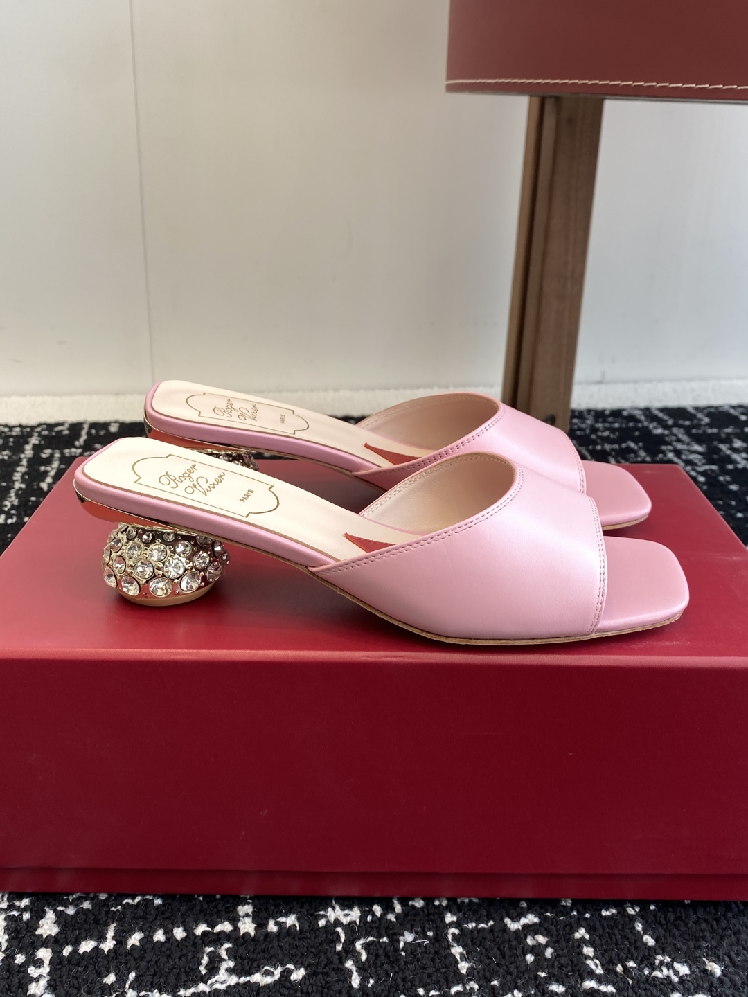 代购级
Roger vivier Rv 25ss 春夏新款 钻跟拖鞋 

以质感超强的胎牛皮 纯手工制成