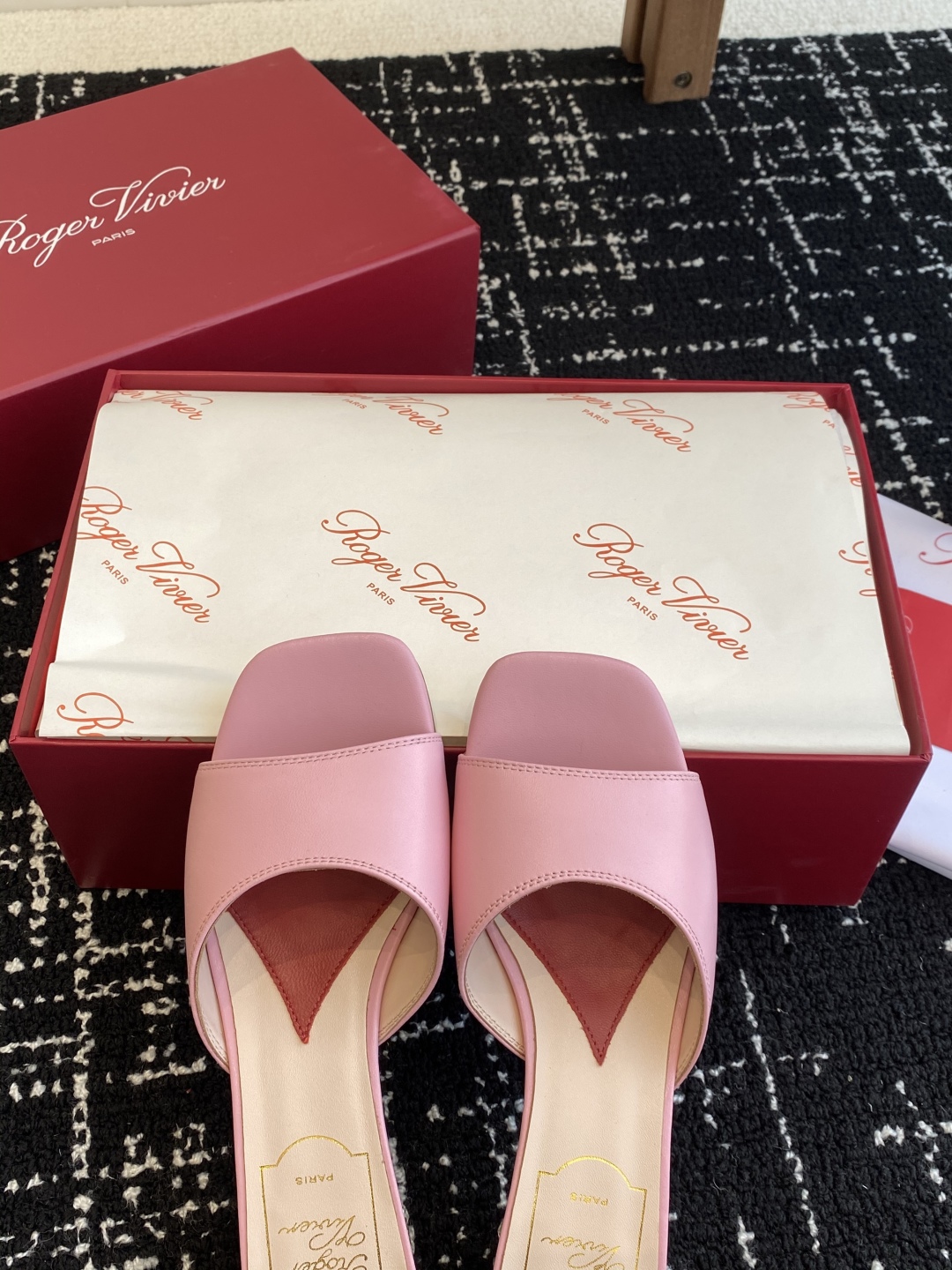 代购级
Roger vivier Rv 25ss 春夏新款 钻跟拖鞋 

以质感超强的胎牛皮 纯手工制成