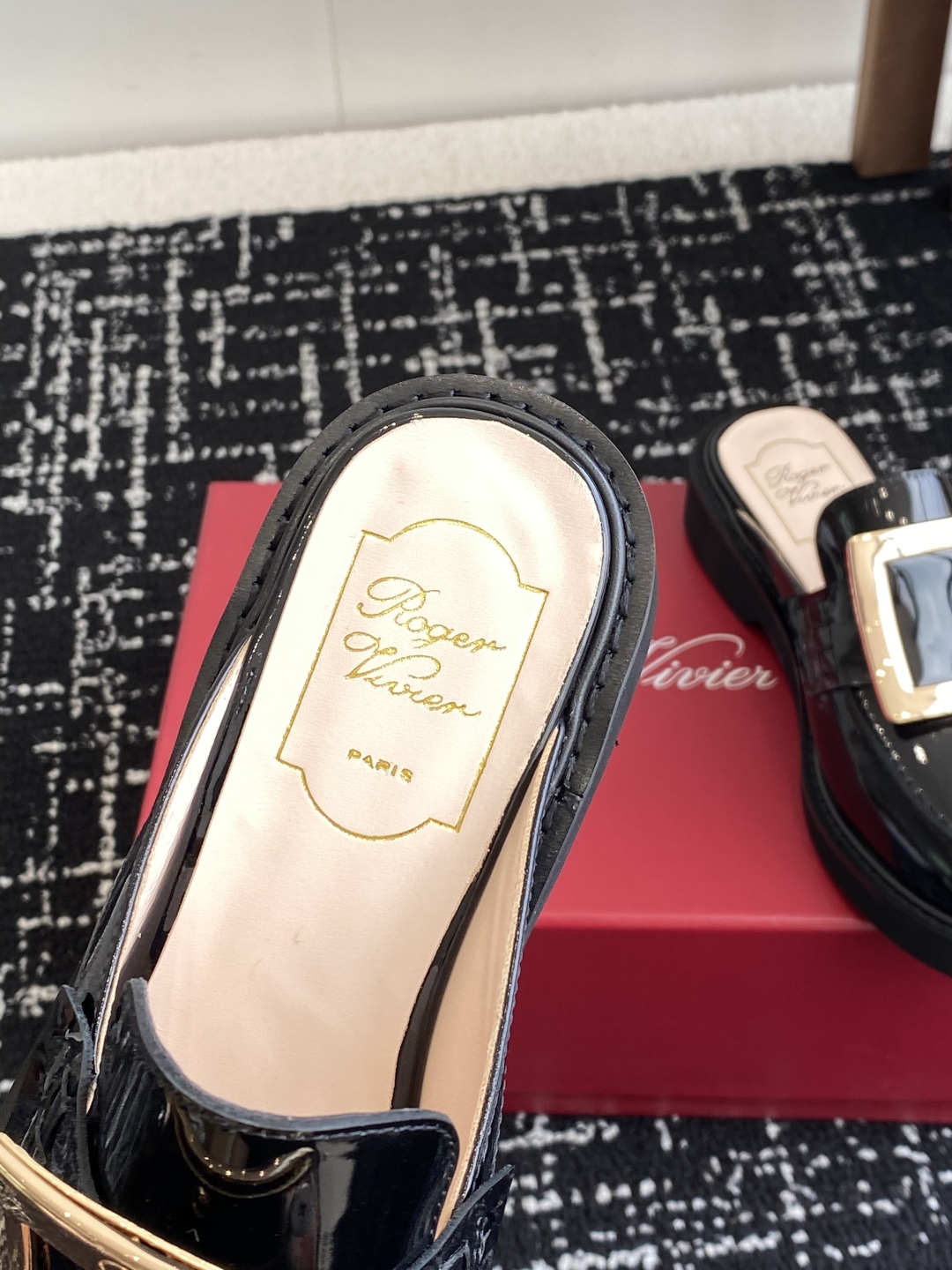 代购级
Roger Vivier 新款方扣半拖鞋 进口皮料手感特别好，并且在保持皮料柔软细腻的同时又会让