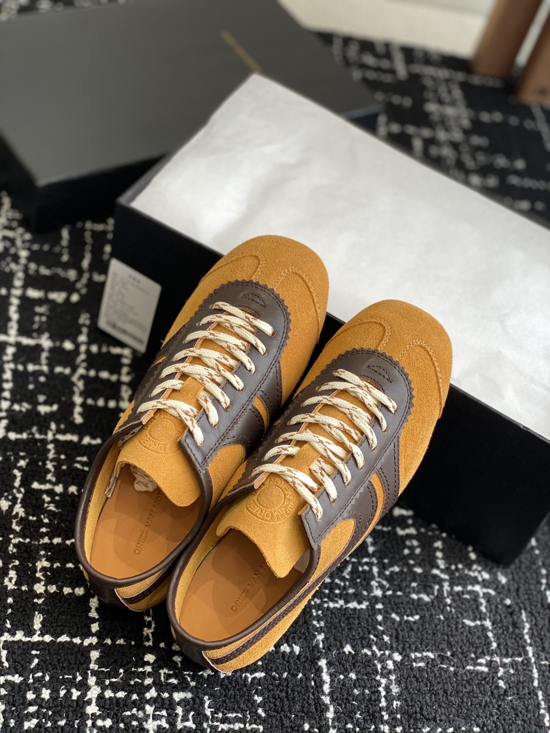 代购级(情侣款)
Dries Van Noten·DVN 25 ss 春夏 复古德训鞋
dvn的德训鞋