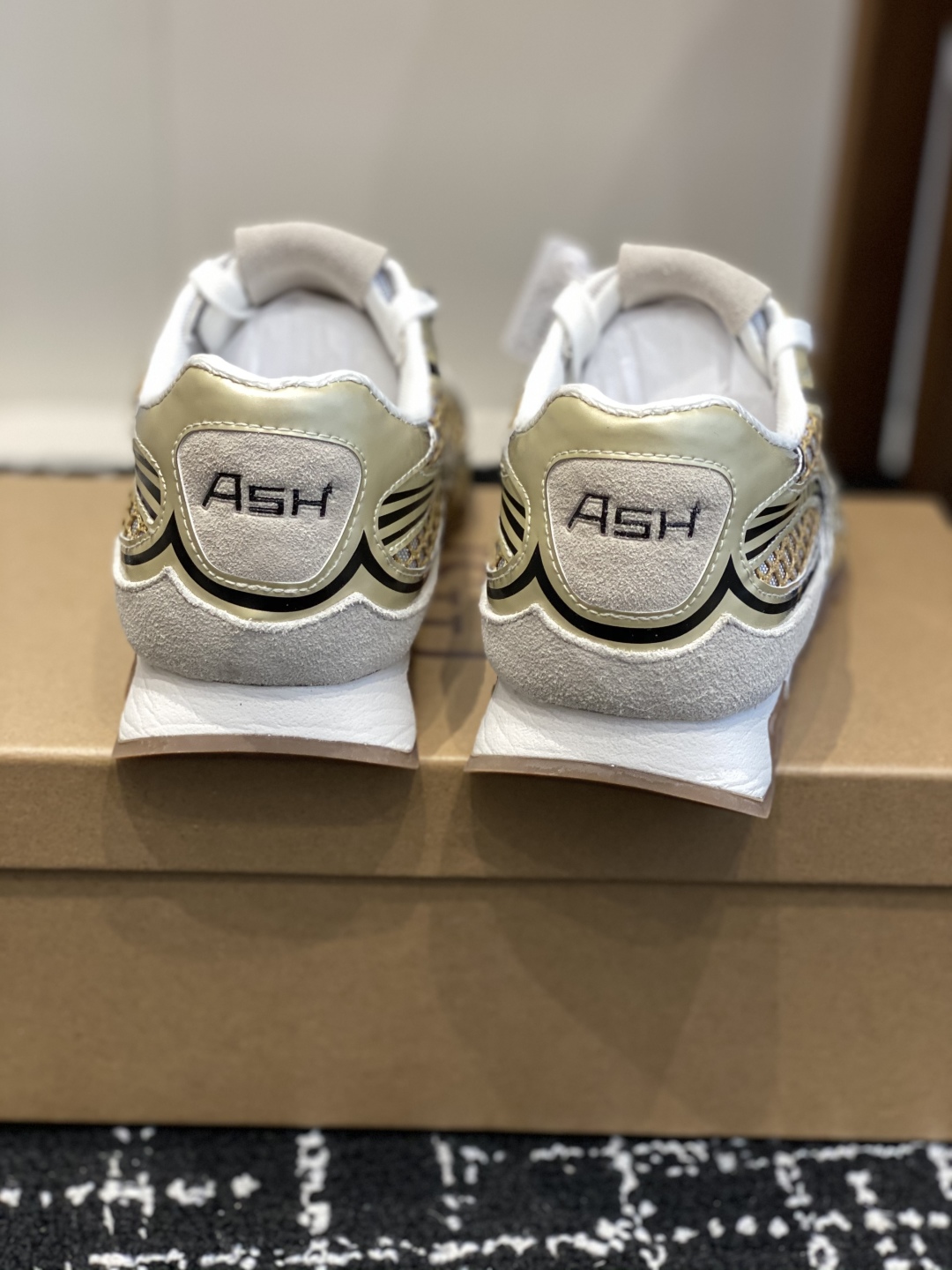 代购级
ASH 25ss 春夏新款 意大利轻奢潮牌 德训鞋 小白鞋优质牛皮多彩鞋标透气孔设计坚韧

明星