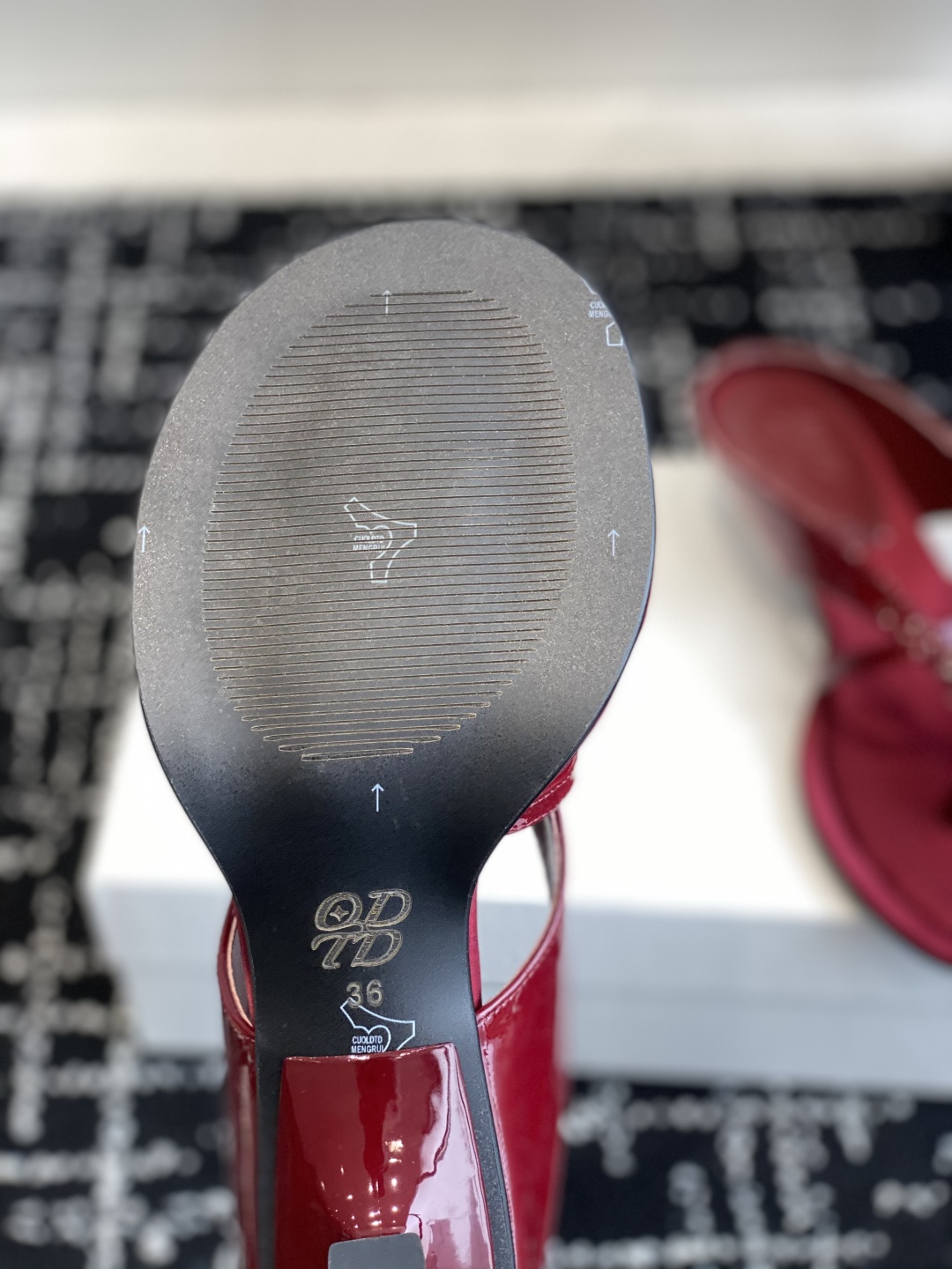 代购级
25ss春夏ODTD专柜新款超级美鞋极简线条感拖鞋 无法用言语形容的美鞋，只恨自己读书少！

金