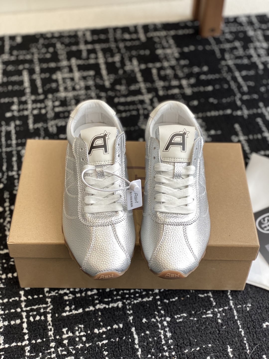 代购级
ASH 25ss 春夏新款 意大利轻奢潮牌 德训鞋 小白鞋优质牛皮多彩鞋标透气孔设计坚韧

明星